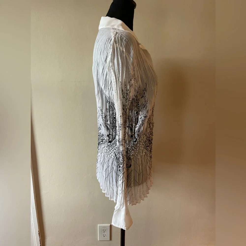 Milano white/black combo floral accordion style button up blouse, size XL - Picture 8 of 9